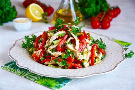 Сытный салат с поджаренной филе курицы и свежими овощами