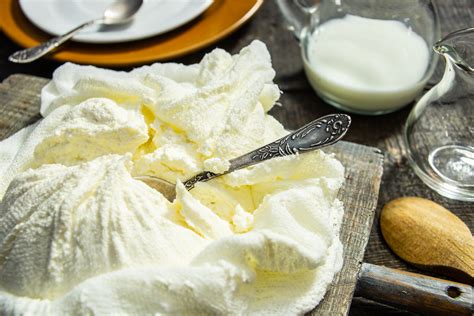 Тайны домашнего кулинарии: нежный крем из кислого молока и растительного масла