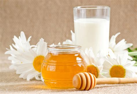 Теплое молоко с маслом и медом перед сном