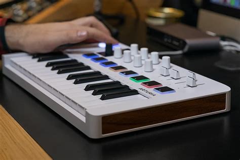 Тестирование функциональности клавиш и пэдов настраиваемого MIDI-контроллера
