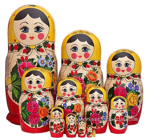 Традиционные матрешки и деревянные игрушки