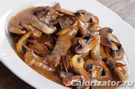 Тушеная говядина с луком и грибами в сметанном соусе