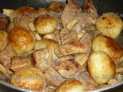 Тушеное мясо с картошкой и грибами