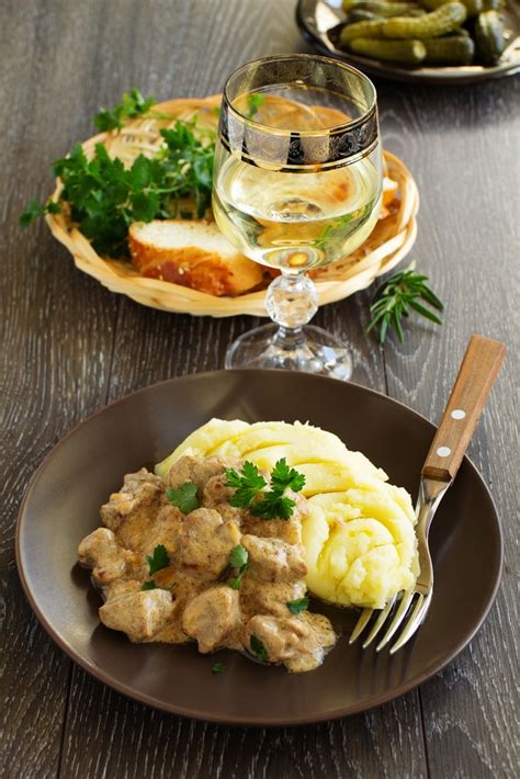 Тушеное свиное мясо в сливочном соусе