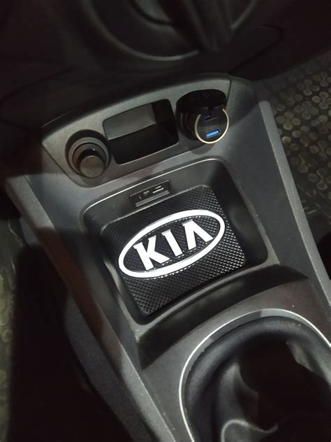 Уникальный дизайн зимнего орнамента на автомобильной консоли Kia Rio