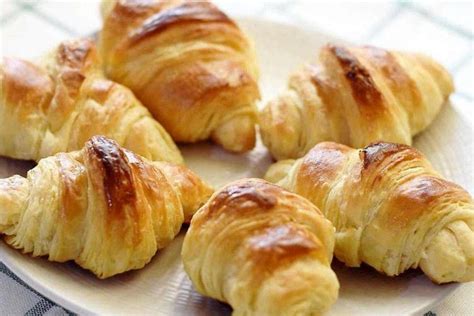 Утренние сладости с хрустящими корочками: круассаны и бриоши