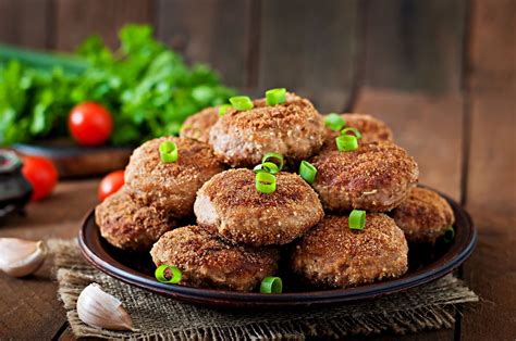 Шаг за шагом: подробное руководство по приготовлению мясных котлет в хрустящем тесте