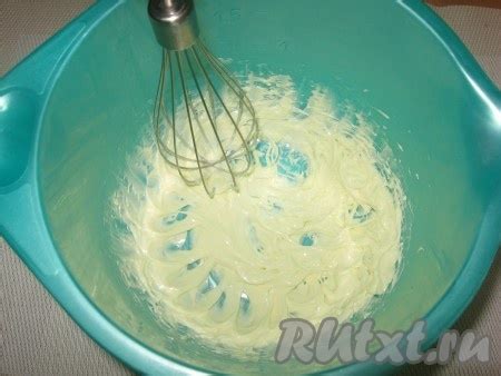 Шаг 2: Смешение компонентов для приготовления рукопашной эластичной массы