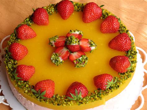 Экзотический манго-клубничный торт: гармония вкусов и яркий внешний вид