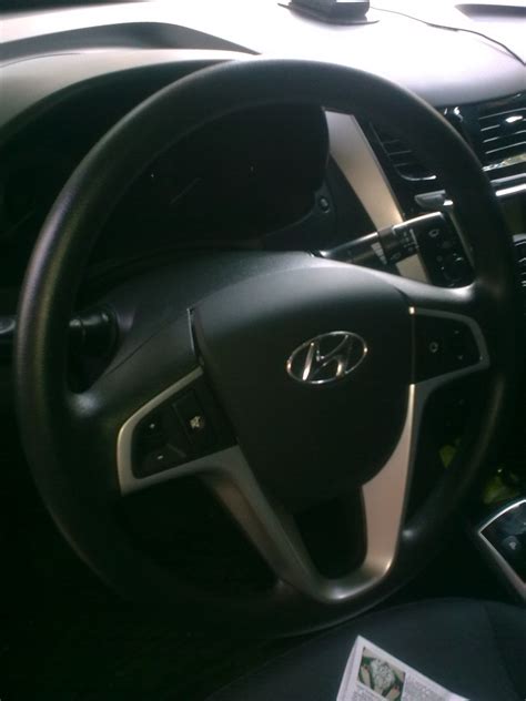 Этапы установки дополнительного рулевого колеса на автомобиль Hyundai Solaris 2012 года выпуска