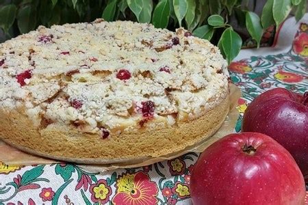 Яблочный пудинг с клюквой и ореховой крошкой