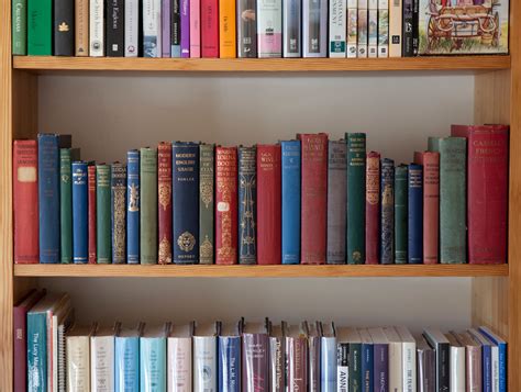  Варианты дополнительного декорирования и применения полки с книгами
