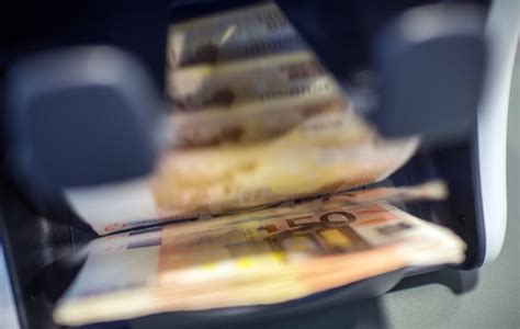 Безопасность и риски при внесении евро в банкомат