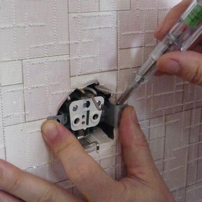 Безопасность при замене розетки