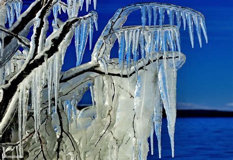 Весеннее время года, когда образуются сосульки