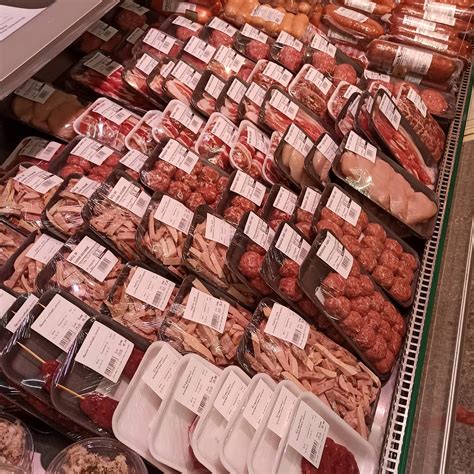 Выбор свежего мяса в магазине