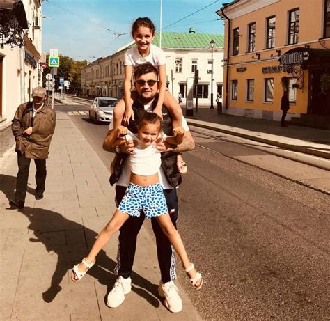Детали воспитания дочерей: секреты знаменитой пары