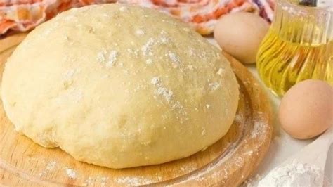 Добавление яйца в дрожжевое тесто