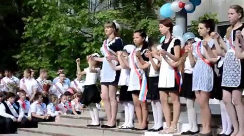 Друзья празднуют последний звонок в школе