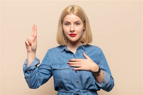 Интерпретация жеста прикусывания губы