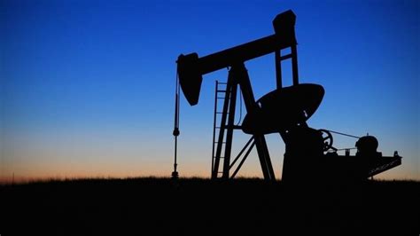История начала продажи нефти за доллары