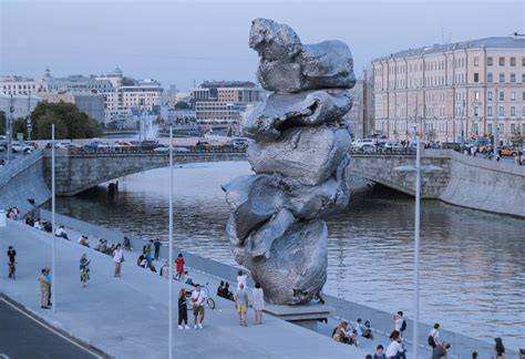 История памятника глине на набережной Москвы