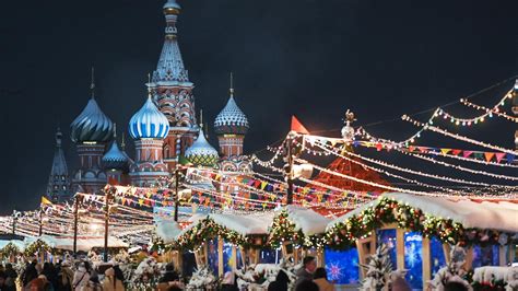 Какие украшения снимаются в Москве после Нового года