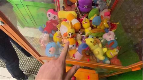 Как достать игрушку из автомата: