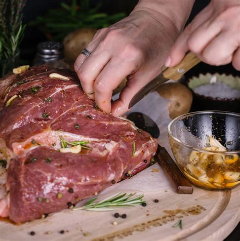 Как правильно солить мясо в бульоне