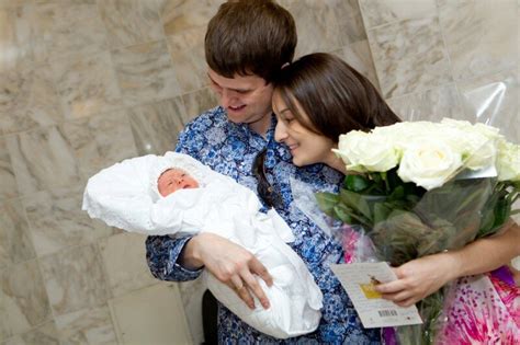 Как происходит выписка из роддома после естественных родов у первородящих
