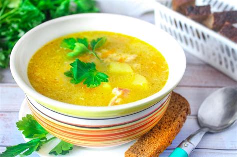 Когда и как лучше добавлять соль в суп с курицей