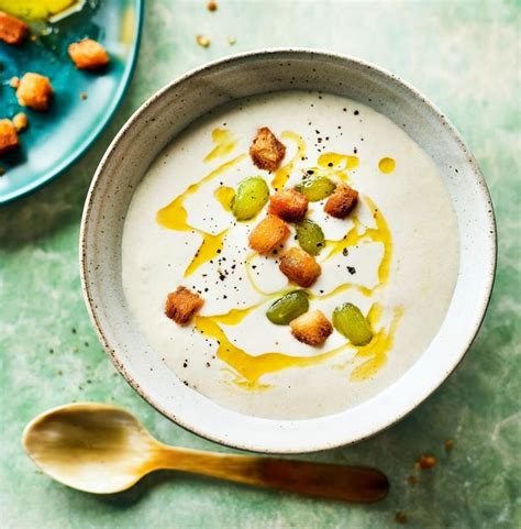 Миндальный суп с алым перцем: необычный дуэт изысканных вкусов