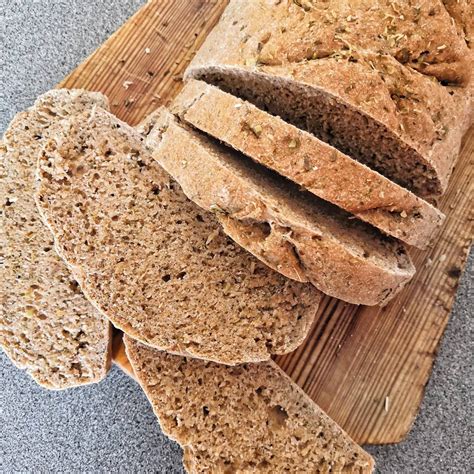 Опасности и преимущества черного хлеба для кур
