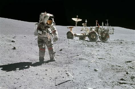 Определение первого человека, высадившегося на луну