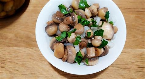 Оригинальный рецепт маринованных грибов с чесноком и специями