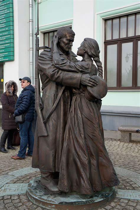 Памятник на Белорусском вокзале