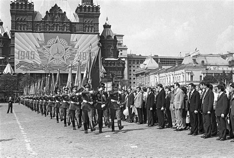 Период послевоенных парадов