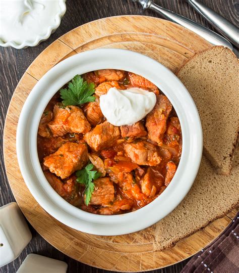 Подача и совмещение мяса, тушенного в молоке с другими блюдами