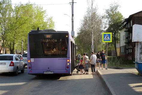 Подъехать к остановке осторожно