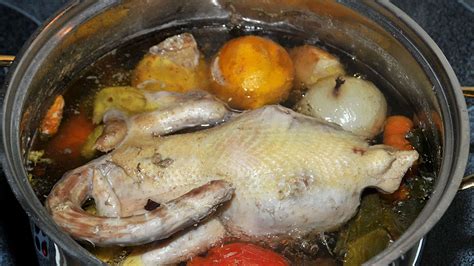 Полезные свойства куриного бульона при крапивнице