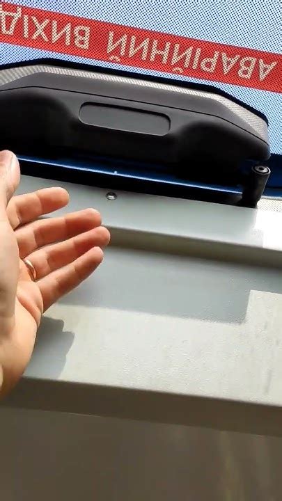 Почему необходимо открыть люк в автобусе