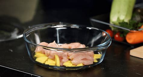 Правильное размещение курицы в микроволновке для размораживания