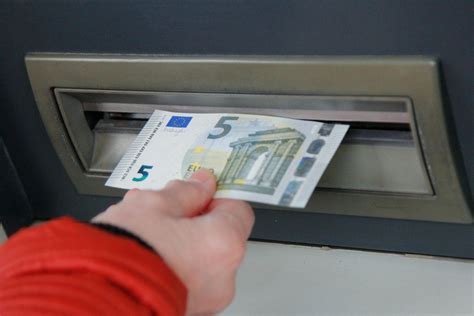Преимущества и недостатки внесения евро в банкомат
