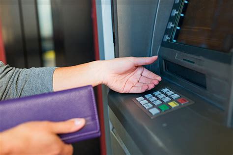 Преимущества снятия наличных без карты