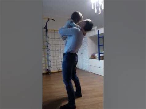 Радость и веселье: папа танцует ради семьи!