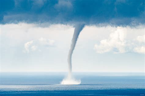 Разноцветные водяные торнадо
