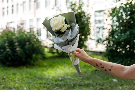 Разные случаи: почему мужчина может дарить одну розу