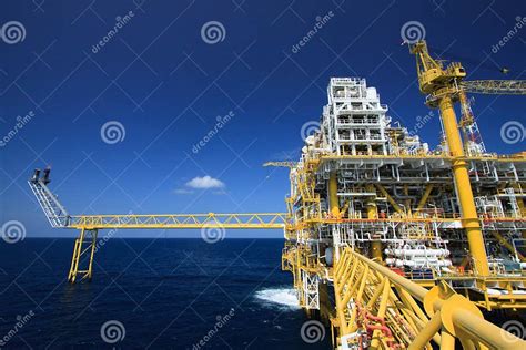 Расширение использования доллара в нефтяной индустрии