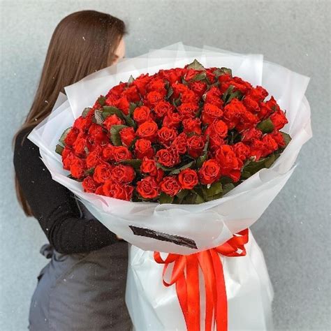 Символика искусственных цветов, которые женщина получает в подарок