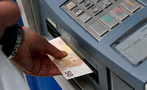 Снятие денег в банкомате другого банка: все, что нужно знать